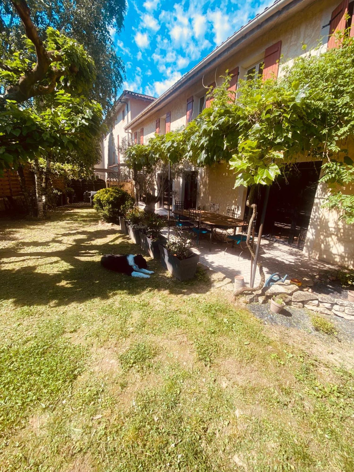 Une Ferme En Ville Bron Extérieur photo